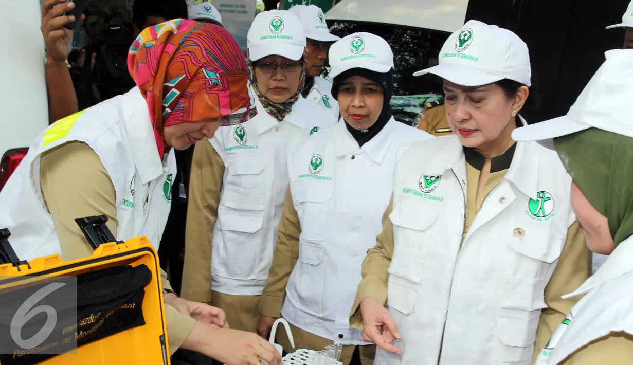 Menkes, Nila F Moeloek mengecek kesiapan peralatan saat Apel Siaga Mudik di Gedung Kemenkes, Jakarta, Selasa (30/6/2015).  Kemenkes menyiagakan 870 Pos Kesehatan, 1.094 Puskesmas dan 1.554  RS yg siap 24 jam selama arus mudik. (Liputan6.com/Helmi Afandi)