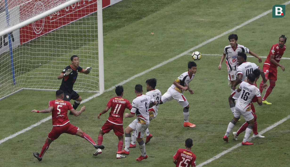 Kemelut terjadi di depan gawang Mitra Kukar saat melawan Persija pada laga Liga 1 di SUGBK, Jakarta, Minggu (09/12). (Bola.com/M Iqbal Ichsan)