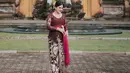 Kahiyang Ayu juga pernah terlihat mengenakan kebaya Bali. Kebaya berwarna merah keunguan wine ini, dipadu Kahiyang dengan kain Bali dan selendang merah yang senada. Kahiyang tampak semakin ayu dengan aksesori emas, seperti hair-piece, bros, anting, dan gelangnya. [Foto: Instagram/ayanggkahiyang]