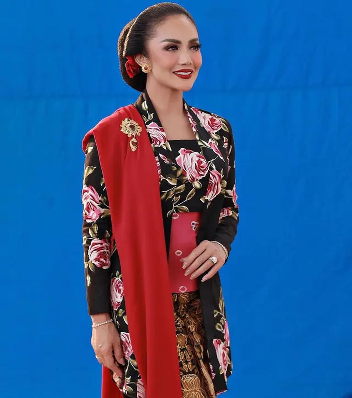 8 Inspirasi Batik dan Kebaya Merah Putih ala Kris Dayanti, Cocok untuk Hari Kemerdekaan 17 Agustus 1945 HUT RI ke-80
