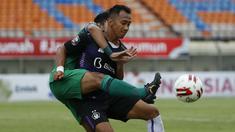 Striker Persik Kediri, Antoni Putro Nugroho (kanan) dijaga ketat bek PS Sleman, Mohammad Bagus Nirwanto dalam laga matchday ke-3 Grup C Piala Menpora 2021 di Stadion Si Jalak Harupat, Bandung, Kamis (1/4/2021). Persik Kediri kalah 0-1 dari PS Sleman. (Bola.com/Ikhwan Yanuar)
