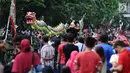 Atraksi liong menembus kerumunan warga di Jalan Gajah Mada, Jakarta, Minggu (4/3). Beragam atraksi budaya yang ada di Indonesia ditampilkan dalam karnaval perayaan Cap Go Meh 2018 di kawasan Glodok Jakarta. (Liputan6.com/Helmi Fithriansyah)