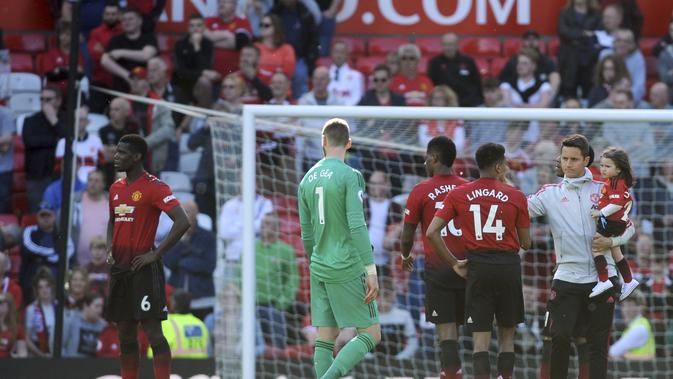 Pemain Manchester United (MU) usai menghadapi Cardiff City pada laga terakhir Liga Inggris di Old Trafford, Minggu (12/5/2019). (AP Photo / Rui Vieira)