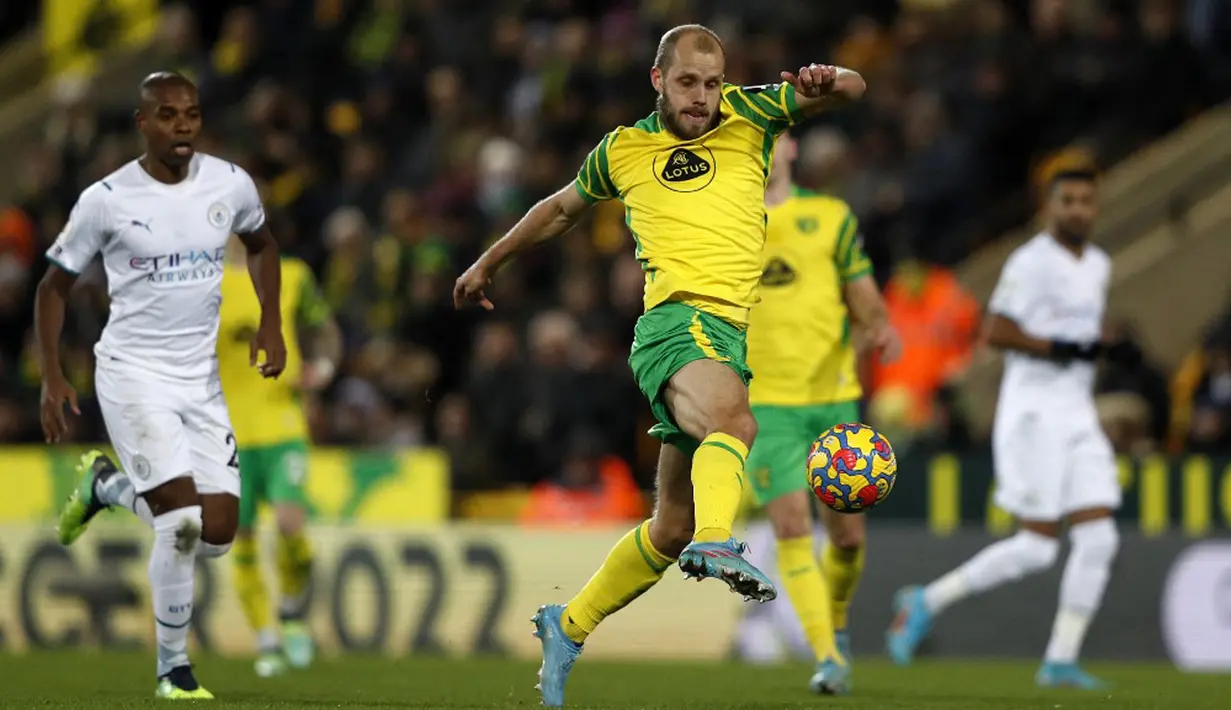 Pemain Norwich City Teemu Pukki mengoper bola saat melawan Manchester City pada pertandingan sepak bola Liga Inggris di Stadion Carrow Road, Norwich, Inggris, 12 Februari 2022. Manchester City menang 4-0. (Adrian DENNIS/AFP)