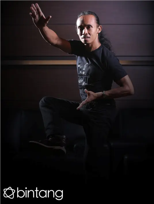Silat mengantarkan aktor 46 tahun ini pada dunia akting. Sudah menjadi bintang terkenal, Yayan pun tak ingin menjadi kacang lupa pada kulitnya. (Febio Hernanto/Bintang.com)