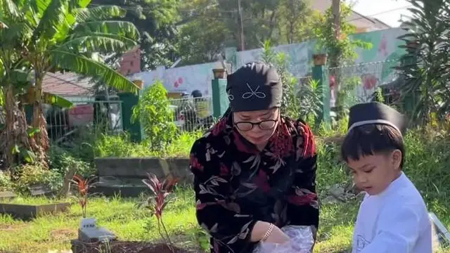 Momen Gala Sky Ziarah ke Makam Orang Tua/ Instagram @galaasky