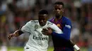 Penyerang Real Madrid, Vinicius Junior berebut bola dengan bek Barcelona, Nelson Semedo pada laga leg kedua semifinal Copa del Rey di Stadion Santiago Bernabeu, Rabu (27/2). Barcelona merebut tiket final Copa del Rey usai menang 3-0. (AP/ Manu Fernandez)