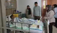 Gus Ipul Jenguk Korban Kebakaran Rumah Makan Padang, Beri Santuan Rp 5 Juta