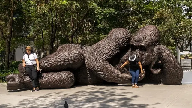 Seniman Ini Ubah Batu Jadi Patung Realistis, Hasilnya Seperti Hidup