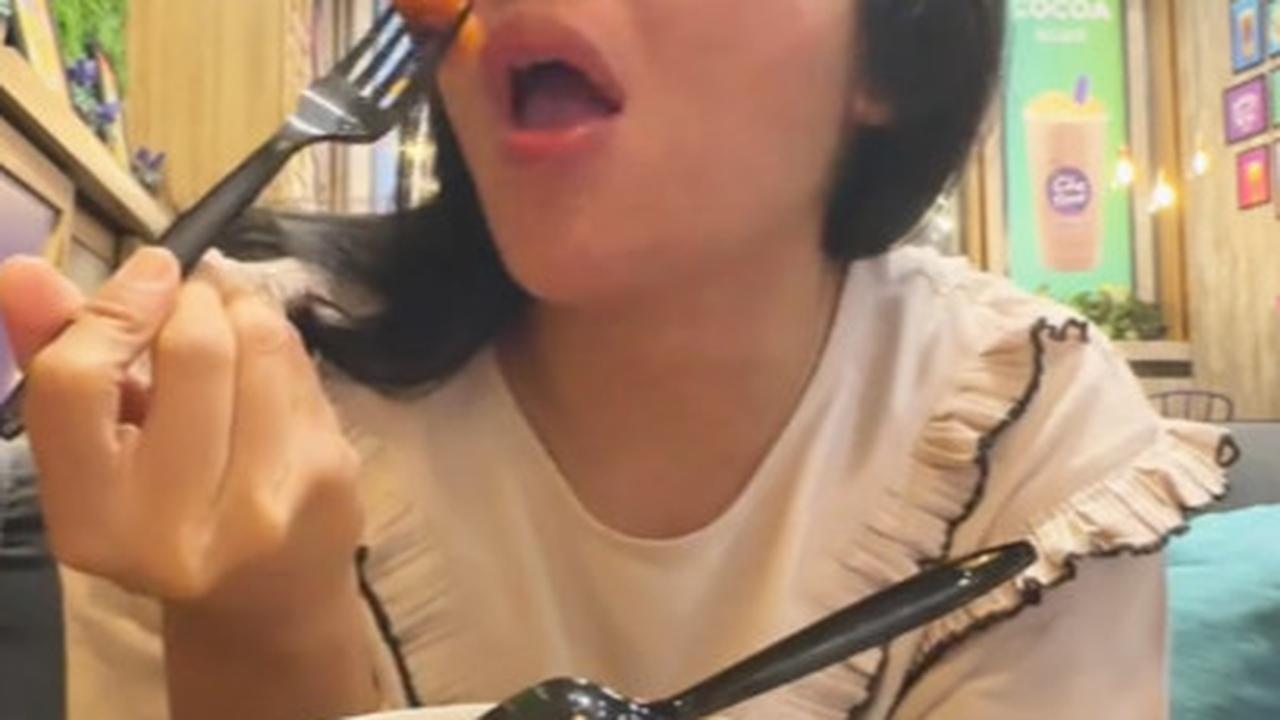 Suami Sibuk Bekerja, Momen Istri Rayakan Ultahnya Sendiri Ini Curi Perhatian
