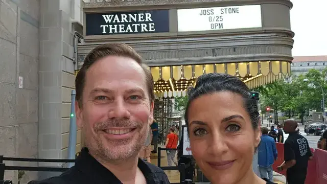 Pasangan suami istri, Tijan dan Matthew Brown, meraih rekor dari Guinness World Records karena telah menonton konser paling banyak dalam setahun. (Dok. Guinness World Records)