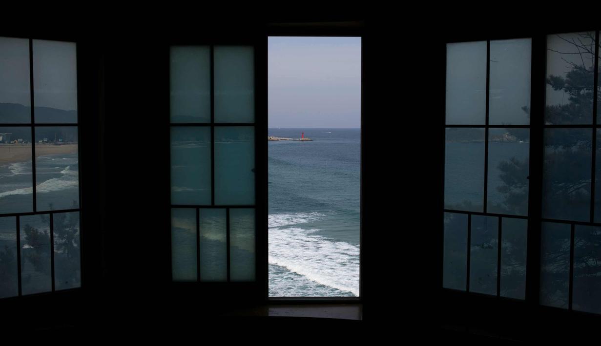 Sebuah jendela di sebuah ruangan yang menghadap ke Pantai Hwajinpo di vila yang dikenal sebagai Kastil Hwajinpo, yang merupakan rumah liburan bagi pendiri Korea Utara Kim Il Sung, di Pantai Hwajinpo, Korea Selatan, (19/2). (AP Photo/Jae C. Hong)