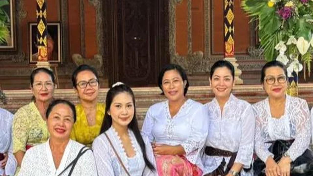 Ini dia potret Lulu Tobing bersama sahabat dan peserta lainnya yang turut serta dalam upacara mecaru.
