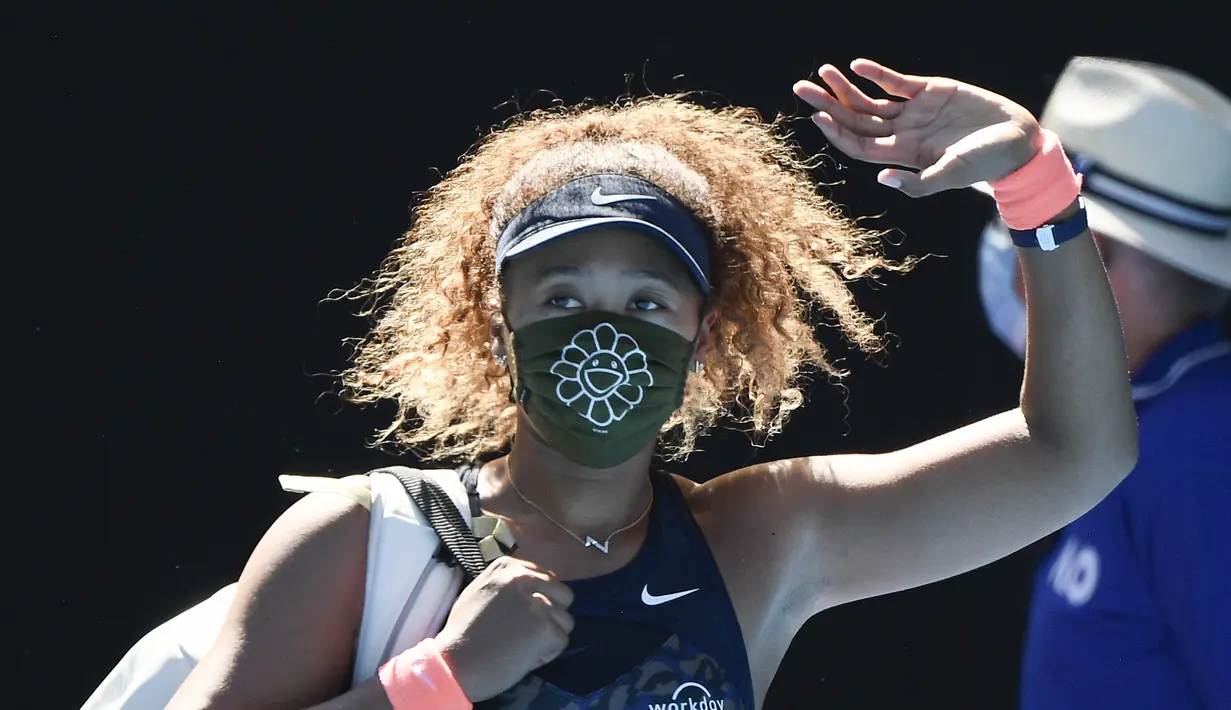 Petenis Jepang Naomi Osaka melambai saat meninggalkan Rod Laver Arena setelah mengalahkan Serena Williams dari AS dalam pertandingan semifinal Australia Terbuka di Melbourne, Australia, Kamis (18/2/2021). Naomi akan bertemu pemenang Jennifer Brady dan Karolina Muchova. (AP Photo/Andy Brownbill)