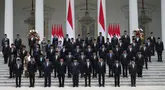 Presiden Republik Indonesia, Prabowo Subianto (tengah depan) bersama dan Wakil Presiden Gibran Rakabuming Raka berfoto bersama dengan para menteri Kabinet Merah Putih yang baru saja dilantik di Istana Merdeka, Jakarta, Senin 21 Oktober 2024. (AP Photo/Achmad Ibrahim)