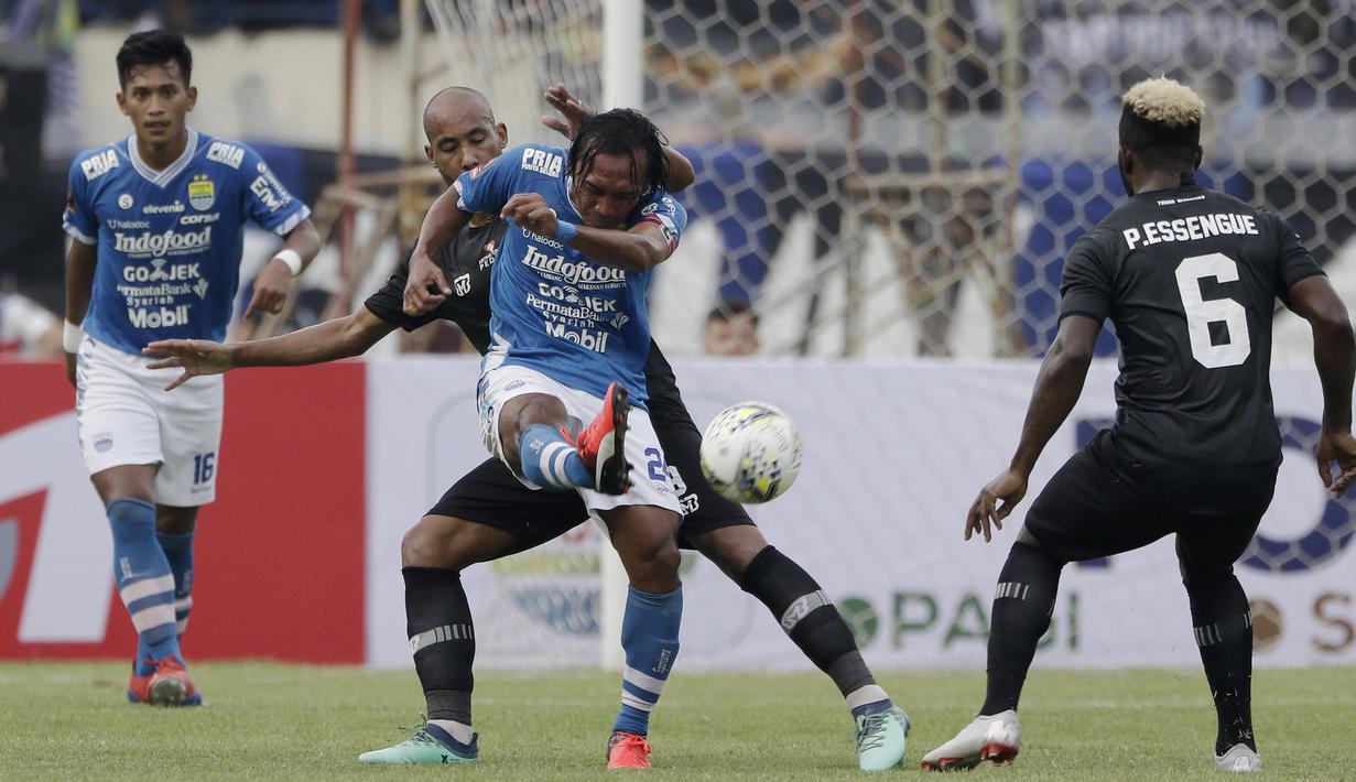 Gelandang Persib Bandung, Hariono, membuang bola saat melawan TIRA Persikabo pada laga Piala Presiden 2019 di Stadion Si Jalak Harupat, Bandung, Sabtu (2/3). Persib kalah 1-2 dari TIRA. (Bola.com/Yoppy Renato)
