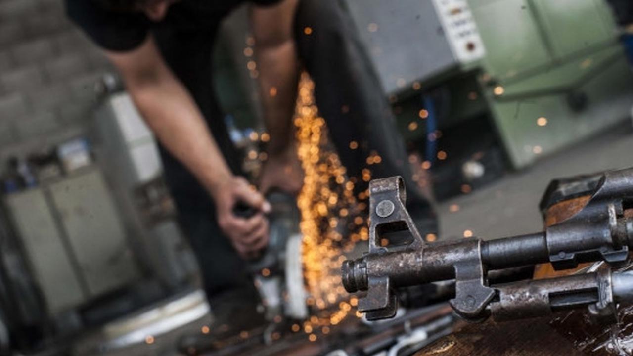 Begini cara Kosovo lebur senjata api menjadi logam