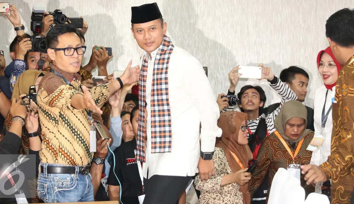 Ketua DPW PAN DKI Eko Patrio dan Agus Harimurti Yudhoyono saat berada di KPUD Jakarta, Jumat (23/9). Agus bersama Sylviana Murni umendaftarkan diri sebagai Cagub dan cawagub DKI Jakarta 2017. (Liputan6.com/Immanuel Antonius)