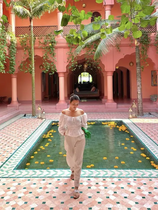 Raisa juga memilih warna-warna sederhana. Paduan putih dan khaki jadi opsi gaya yang sempurna.  [Foto: Instagram/ Raisa]