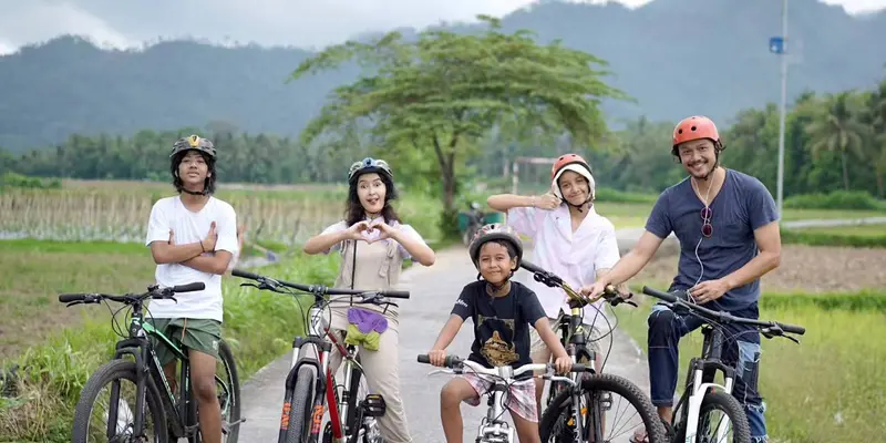 Potret Seru Liburan Keluarga Dwi Sasono dan Widi Mulia ke Borobudur