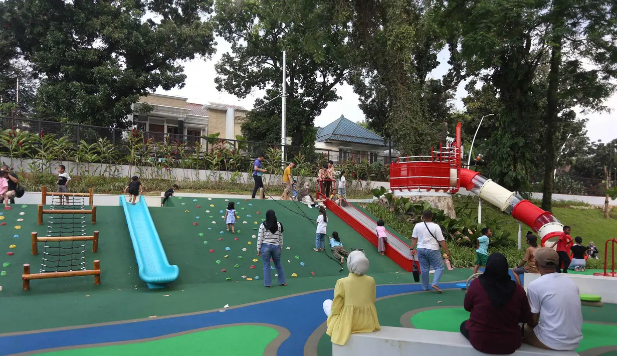 Keberadaan taman ini merupakan upaya peningkatan ruang terbuka hijau di Jakarta. Diketahui, saat ini, luas ruang terbuka hijau di Jakarta baru mencapai sekitar 5,31 persen dari total wilayah. Tampak dalam foto, warga menikmati suasana serta fasilitas di Taman Bendera Pusaka, Kebayoran Baru, Jakarta, Rabu (1/4/2026). (merdeka.com/Arie Basuki)
