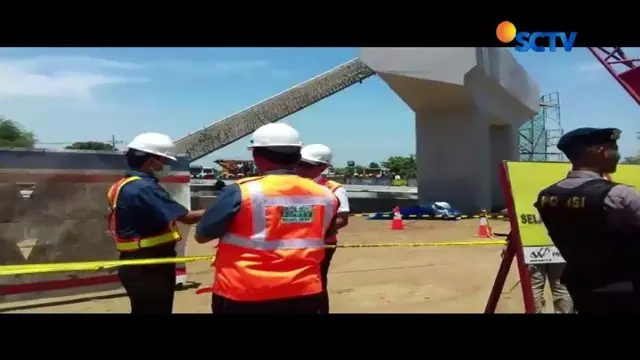 Polisi olah TKP perkara ambruknya jembatan beton di proyek tol Pasuruan-Probolinggo, Jawa Timur.