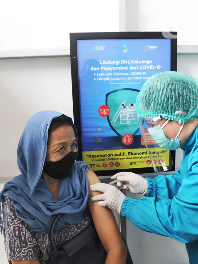 Tenaga Kesehatan Lansia Terima Vaksin di Puskesmas