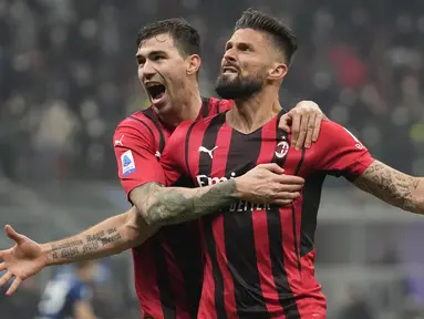 AC Milan berhasil mengalahkan Inter Milan 2-1 dalam Derby della Madonnina di Liga Italia, Sabtu (5/2/2022). Sempat tertinggal 0-1, AC Milan comeback dan memukul balik Inter 2-1 melalui dua gol Olivier Giroud yang menjalani debutnya di derby kota Milan tersebut. (AP/Antonio Calanni)