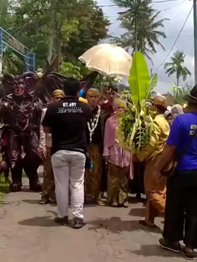 Pengantin Pria Ini Diantar 'Monster' saat Menikah, Anti-Mainstream