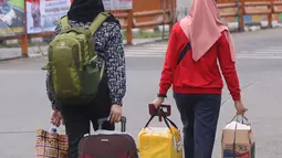 Pemudik mulai berdatangan usai pulang dari kampung halamannya di Terminal bus Kalideres, Jakarta Barat, Senin (17/5/2021). Arus balik pemudik mulai terlihat di sejumlah terminal di Jakarta, salah satunya di Terminal Kalideres. (Liputan6.com/Angga Yuniar)