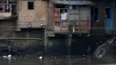 Masih banyak warga bantaran kali Ciliwung Jakarta yang memanfaatkan air kali untuk kehidupan sehari - hari. Salah satu aktifitas warga yang tinggal di sekitar di kali Ciliwung Jakarta, Jumat (20/2/2015). (Liputan6.com/JohanTallo)