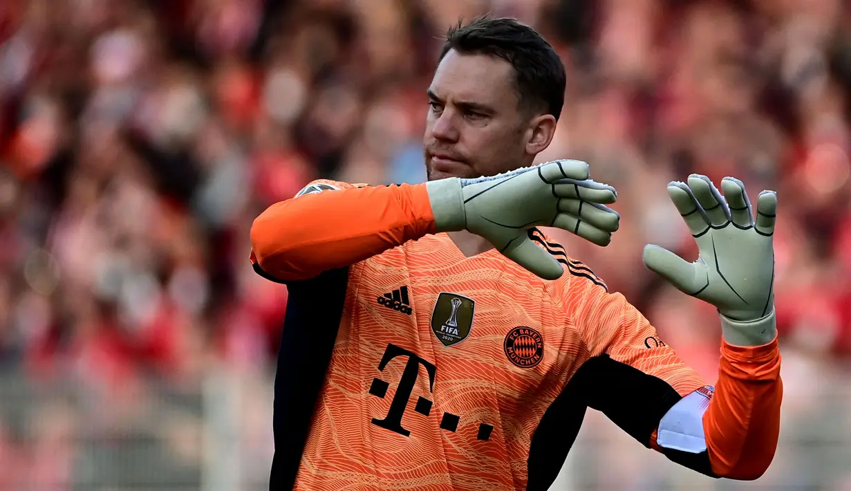 Manuel Neuer telah menghabiskan lebih dari satu dekade sebagai kiper Bayern Munchen. Pemain berusia 35 tahun tersebut tercatat telah tampil sebanyak 28 kali dengan mencetak 11 clean sheet pada musim ini. Ia juga memiliki nilai transfer sebesar 14 juta euro. (AFP/Tobias Schwarz)