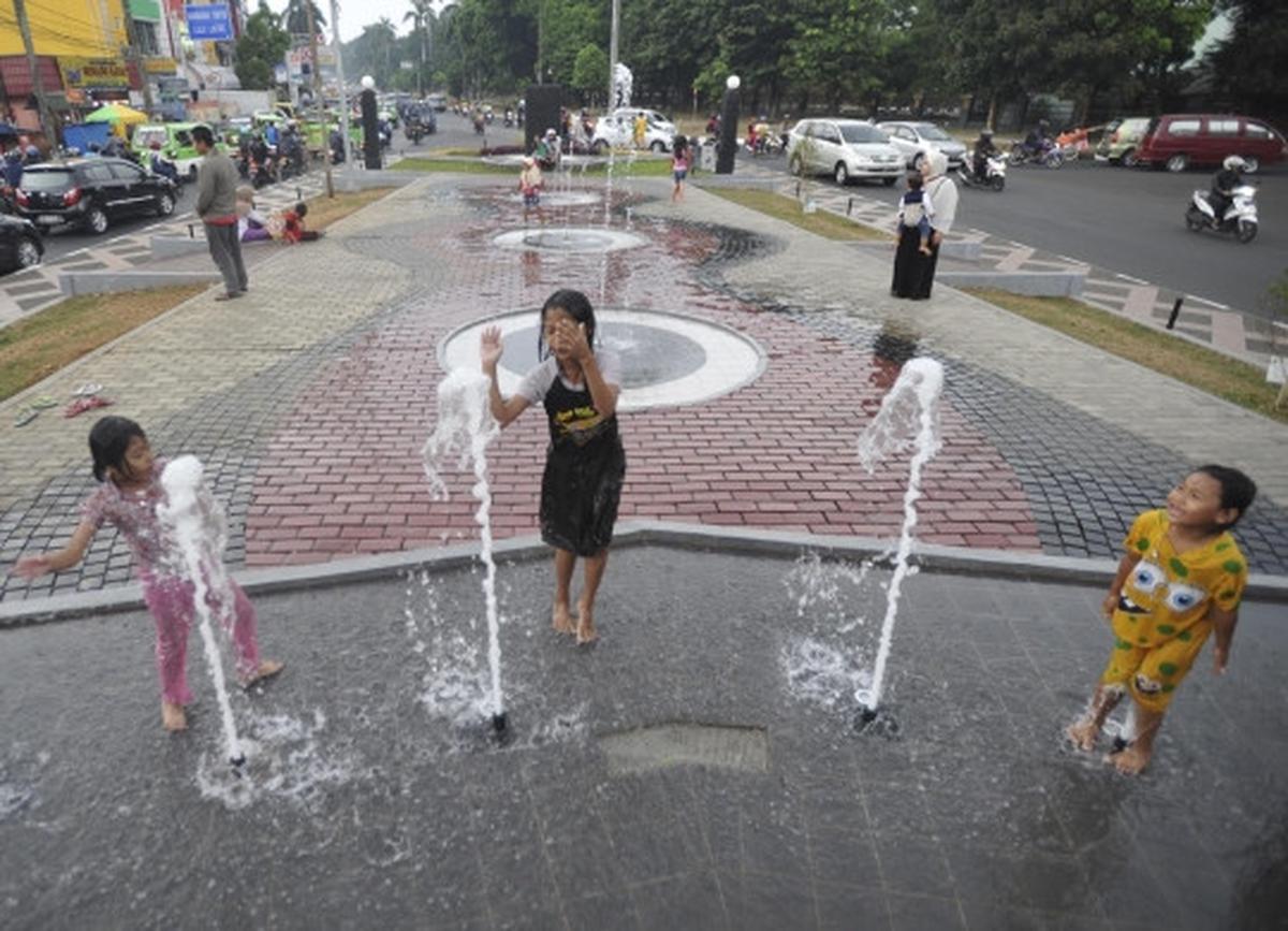 Kegembiraan anak-anak ngabuburit di Taman Air Mancur Bogor