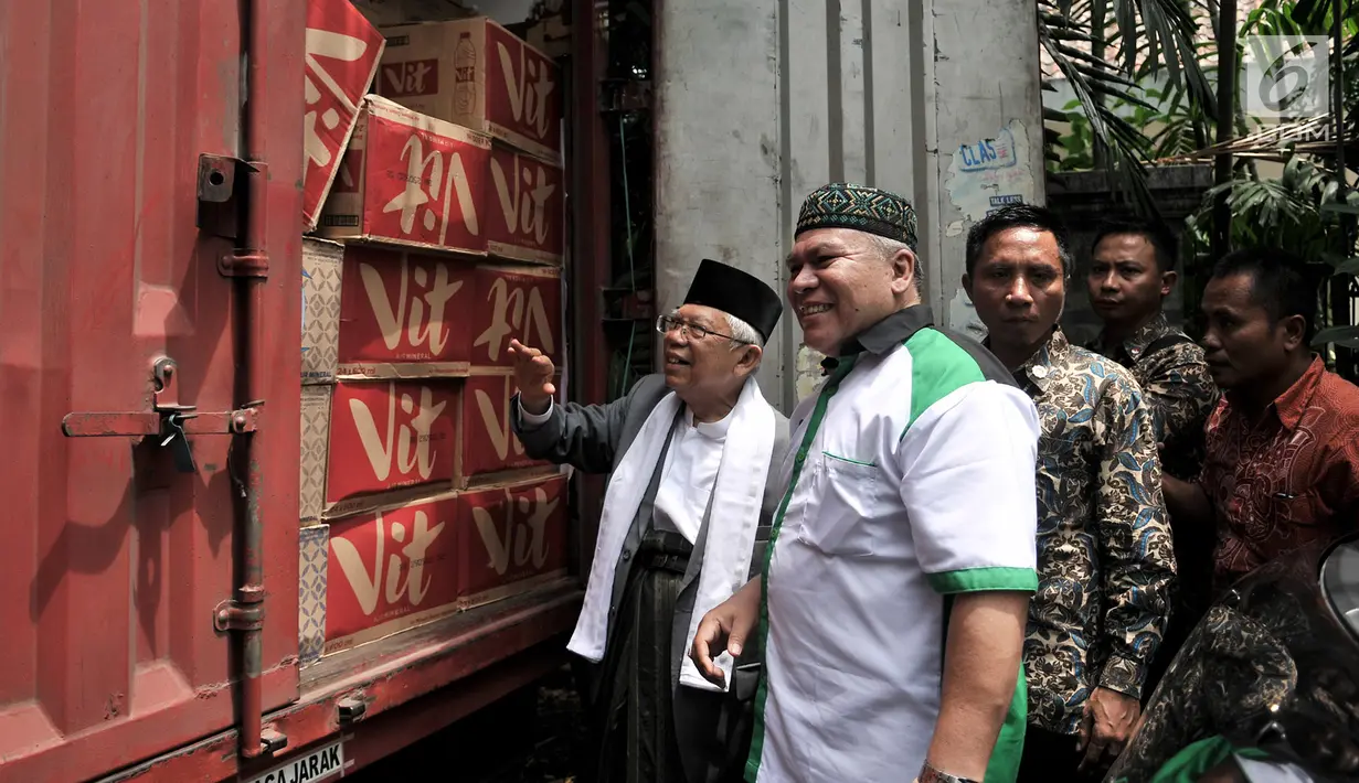 Calon wapres nomor urut 01 Ma'ruf Amin meninjau truk yang mengangkut logistik bantuan untuk korban gempa dan tsunami di Sulawesi Tengah dari salah satu kelompok relawan di Rumah Situbondo, Jakarta, Minggu (7/10). (Merdeka.com/Iqal S. Nugroho)