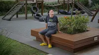 Gabriel Guerra yang menderita autisme parah dan cerebral palsy berpose di Rio de Janeiro, Brasil, 20 September 2021. Gabriel diberitahu pada usia dini bahwa dia tidak akan pernah bisa bergerak, tetapi ganja obat telah menghentikan kejangnya dan membuatnya bisa berjalan. (CARL DE SOUZA/AFP)
