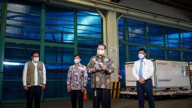 Menteri Koordinator Bidang Perekonomian Airlangga Hartarto dalam konferensi pers kedatangan vaksin tahap ke 13 sebanyak 8 juta dosis bulk vaksin Sinovac yang telah sampai pada Selasa (25/5/2021).
