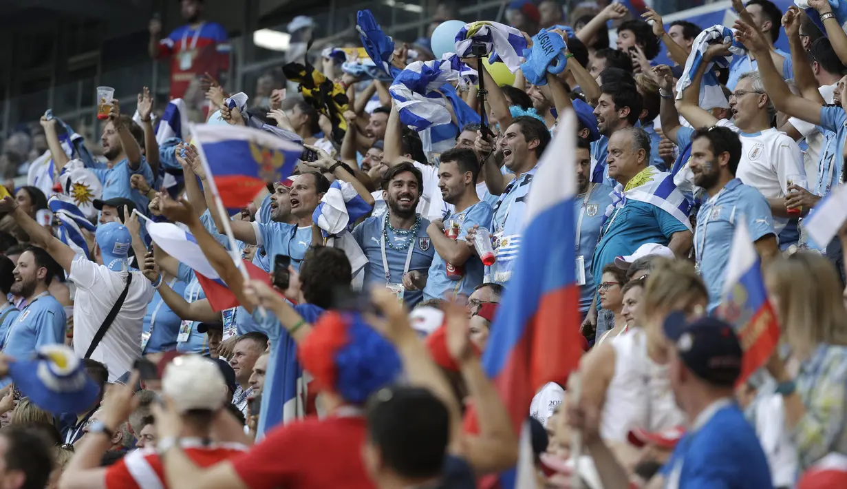 Suporter Uruguay merayakan gol saat timnya melawan Rusia pada laga grup A Piala Dunia 2018 di Samara Arena, Samara, Rusia, (25/6/2018). Uruguay menang 3-0. (AP/Gregorio Borgia)