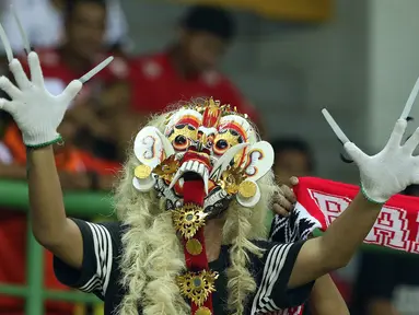 Seorang suporter Serdadu Tridatu mengenakan topeng khas jelang menyaksikan laga Persija melawan Bali United di Stadion Patriot Candrabhaga, Bekasi, Minggu (21/5). Laga kedua tim berakhir imbang 0-0. (Liputan6.com/Helmi Fithriansyah)