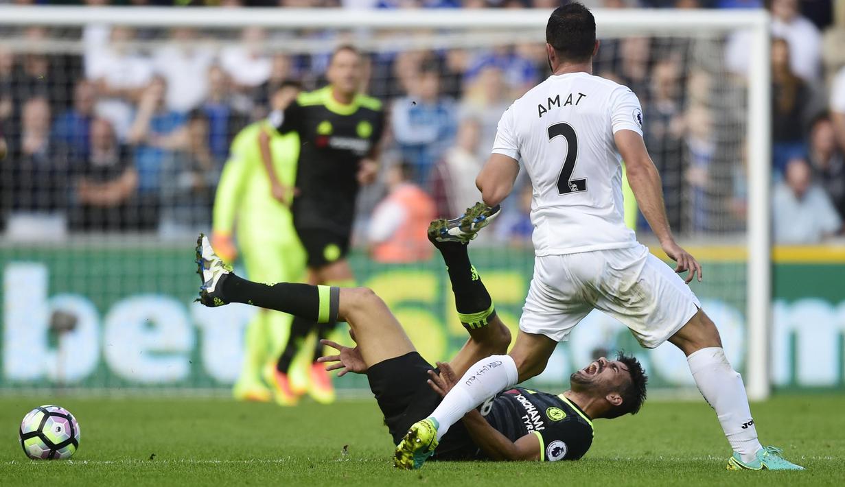 Pemain Chelsea, Diego Costa iterjatuh saat berebut bola dengan pemain, Swansea City, Jordi Amat, Costa hingga pekan keempat telah mencetak 4 gol untuk timnya pada Premier League 2016-2017.  (Reuters/Rebecca Naden)