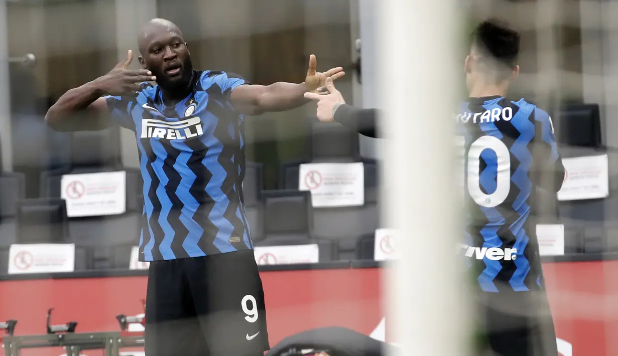 Striker Inter Milan, Romelu Lukaku (kiri) bersama Lautaro Martinez melakukan selebrasi usai mencetak gol ketiga timnya ke gawang AC Milan dalam laga lanjutan Liga Italia 2020/21 pekan ke-23 di San Siro Stadium, Minggu (21/2/2021). Inter Milan menang 3-0 atas AC Milan. (AP/Antonio Calanni)