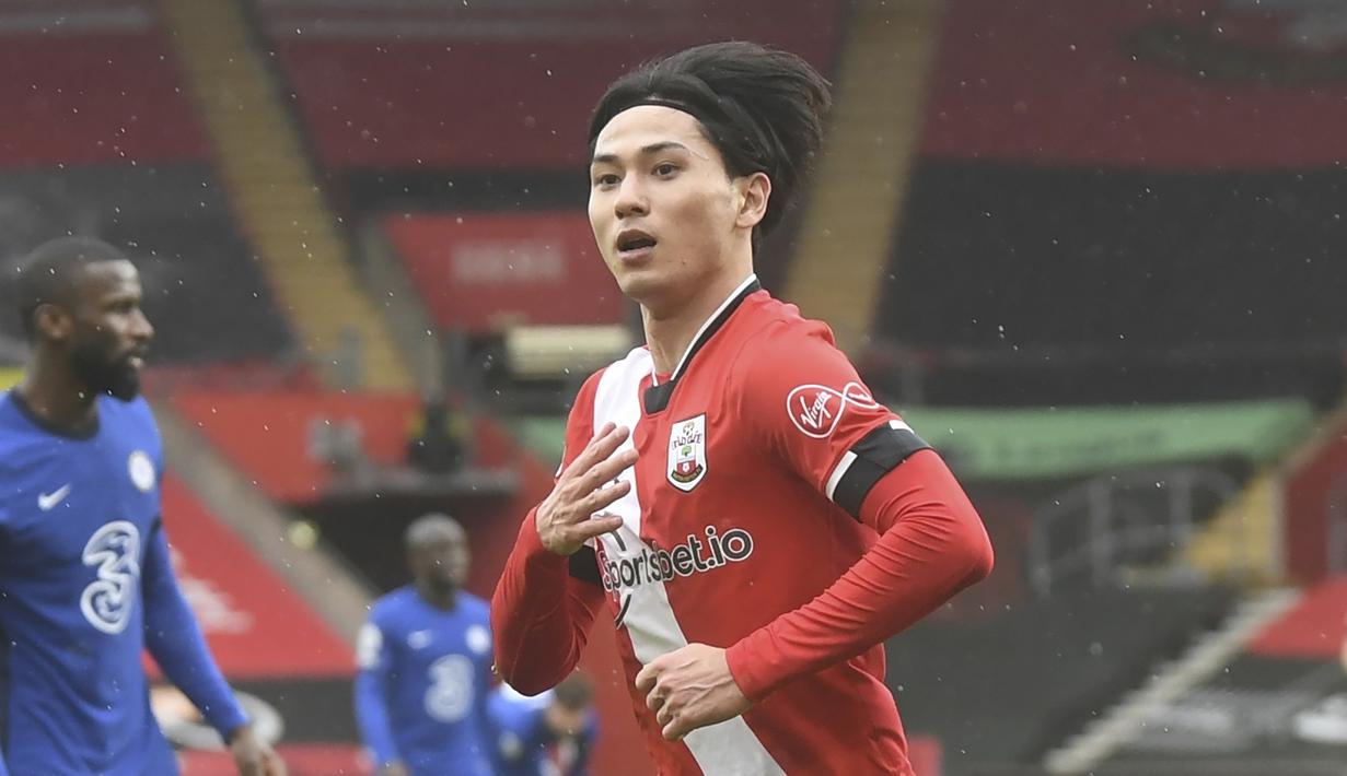 Gelandang Southampton, Takumi Minamino melakukan selebrasi usai mencetak gol ke gawang Chelsea dalam laga lanjutan Liga Inggris 2020/21 pekan ke-25 di St. Mary's Stadium, Southampton, Sabtu (20/2/2021). Southampton bermain imbang 1-1 dengan Chelsea. (AP/Neil Hall/Pool)