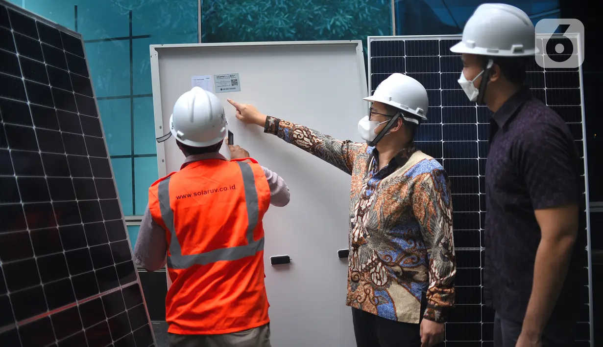 Managing Director Utomo SolaRUV, Anthony Utomo (tengah) memperlihatan panel surya bersertifIkat SNI kepada mitra outlet Juragan Atap Energi Surya, Ihsan Fadhlur Rahman (kanan) di Jakarta,(31/12/21). (Liputan6.com/HO/Andrey)