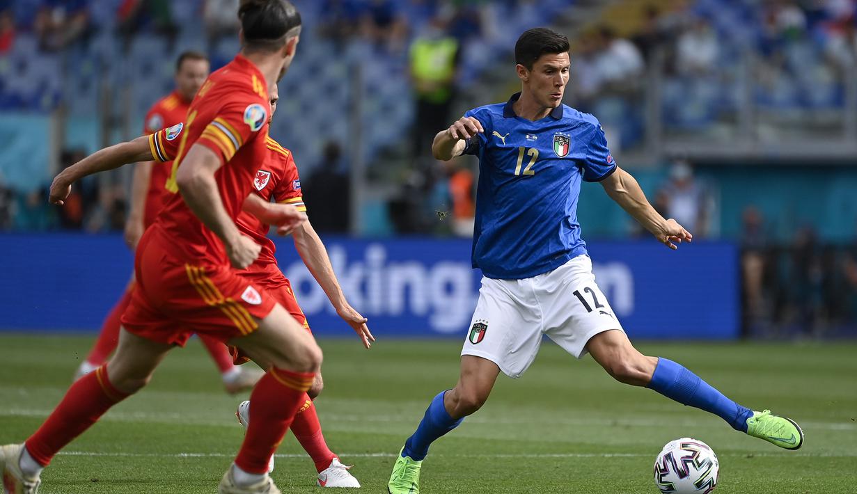 Dua menit kemudian, Italia kembali memperoleh peluang melalui Gelandang Matteo Pessina (kanan) yang mendapat umpan di kotak penalti. Lagi-lagi Danny Ward mampu mematahkannya. (Foto: AP/Pool/Riccardo Antimiani)