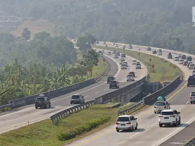 Kendaraan melintas di ruas tol yg diberlakukan satu arah atau one way di Tol Cipali, Cirebon, Jawa Barat, Sabtu (1/6/2019). Sistem satu arah di Tol Trans Jawa dimulai dari Cikampek hingga Brebes Barat. (Liputan6.com/Herman Zakharia)