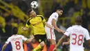 Duel pemain Dortmund, Raphael Guerreiro dengan para pemain AS Monaco pada laga leg pertama perempatfinal Liga Champions di Stadion Signal Iduna Park, Dortmund,  (12/4/2017). Dortmund kalah 2-3. (AP/Martin Meissner)