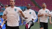 Bek timnas Austria, David Alaba (tengah) melakukan pemanasan selama pelatihan tim di Johan Cruyff Arena di Amsterdam, Rabu (16/6/2021). Belanda akan berhadapan dengan Austria di matchday ke-2 Grup C Euro 2020 pada Jumat (18/6/2021) dinihari. (AP Photo/Peter Dejong)