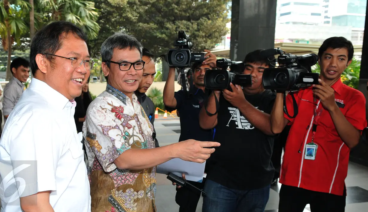Menkominfo Rudiantara (kiri) berjalan meninggalkan gedung KPK, Jakarta, Selasa (6/10/2015). Kedatangannya untuk melakukan perpanjangan Perjanjian Kerja Sama (PKS) mengenai penyadapan. (Liputan6.com/Andrian M Tunay)