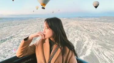 Salshabilla Adriani sempat menjalani liburan ke Turki pada bulan Mei 2022 kemarin. Dalam liburannya tersebut, ia pergi liburan bersama kedua sahabatnya yaitu Prilly Latuconsina dan Jeje Soekarno. Mengunjungi berbagai tempat ikonik, Salsha pun seru menikmati momen saat menaiki balon udara di Cappadocia.  (Liputan6.com/IG/@salshabillaadr)
