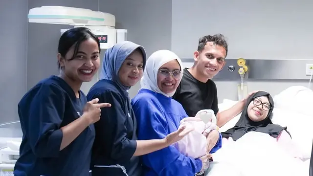 Egy mendampingi Adiba Khanza saat Melahirkan. [@adiba.knza]