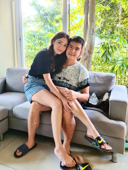 <p>Lengket tak terpisahkan, Maya dan sang suami pun kerap tampil mesra bak ABG pacaran. (FOTO: instagram.com/mayaseptha7/)</p>
